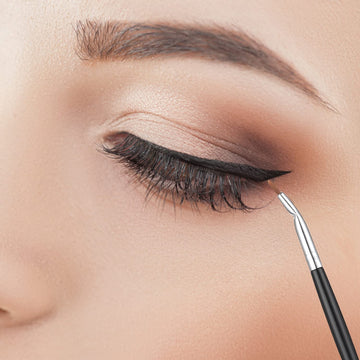 JASSINS: útil para cejas, delineado y relleno con gel o polvo.