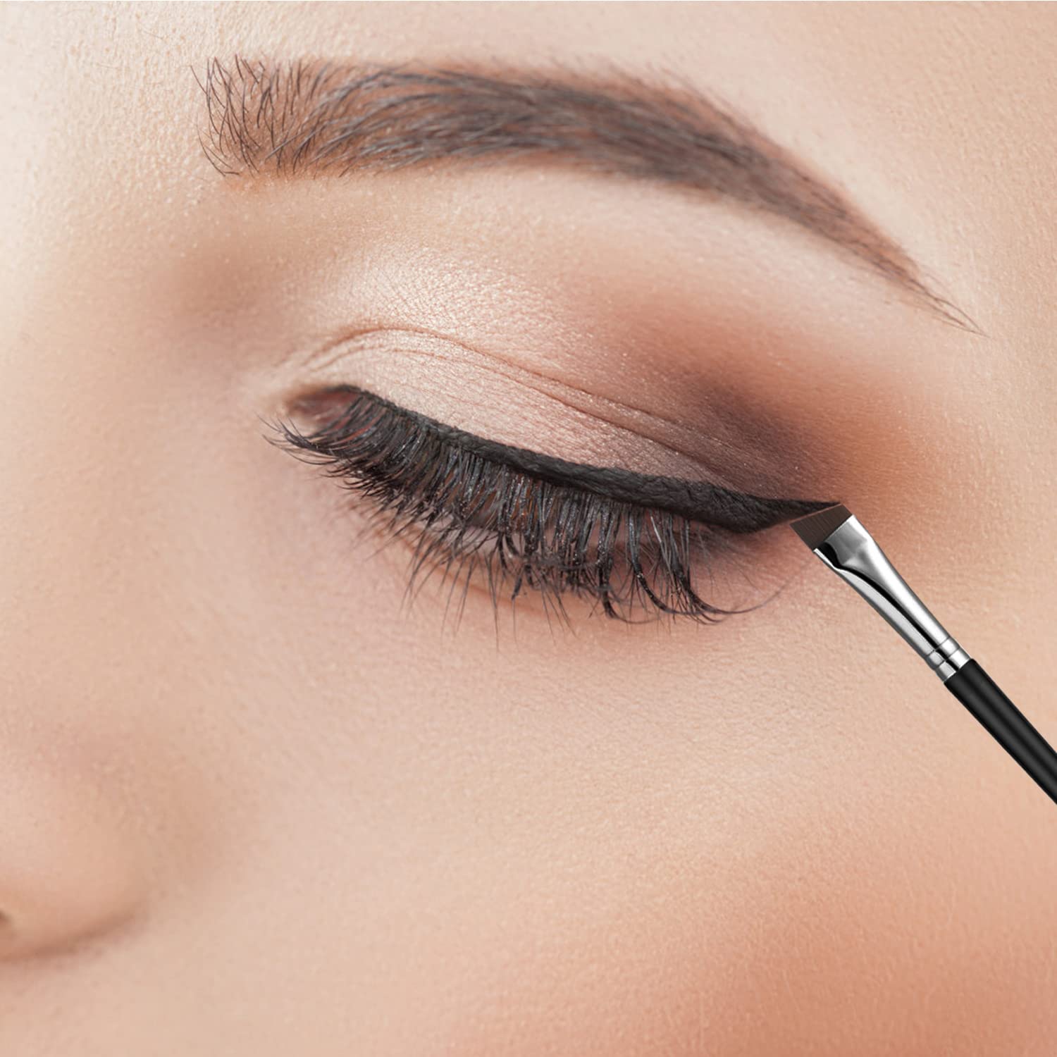 Brocha JASSINS con cerdas sintéticas para control suave de maquillaje.
