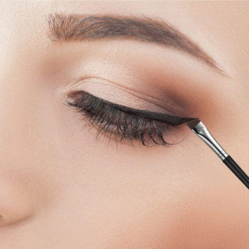 Brocha JASSINS con cerdas sintéticas para control suave de maquillaje.