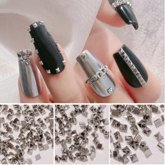 Adorno JERCLITY de uñas cuadrado espiral plata para diseños llamativos.