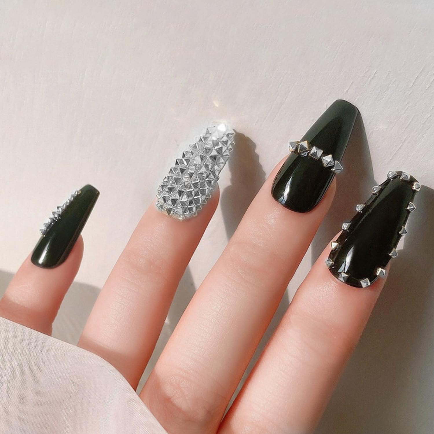 Diseño de uñas JERCLITY, espiral cuadrado, acabado plata.