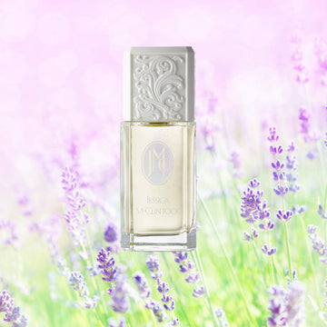 Notas frutales y florales en Jessica McClintock, aroma ligero para el día.