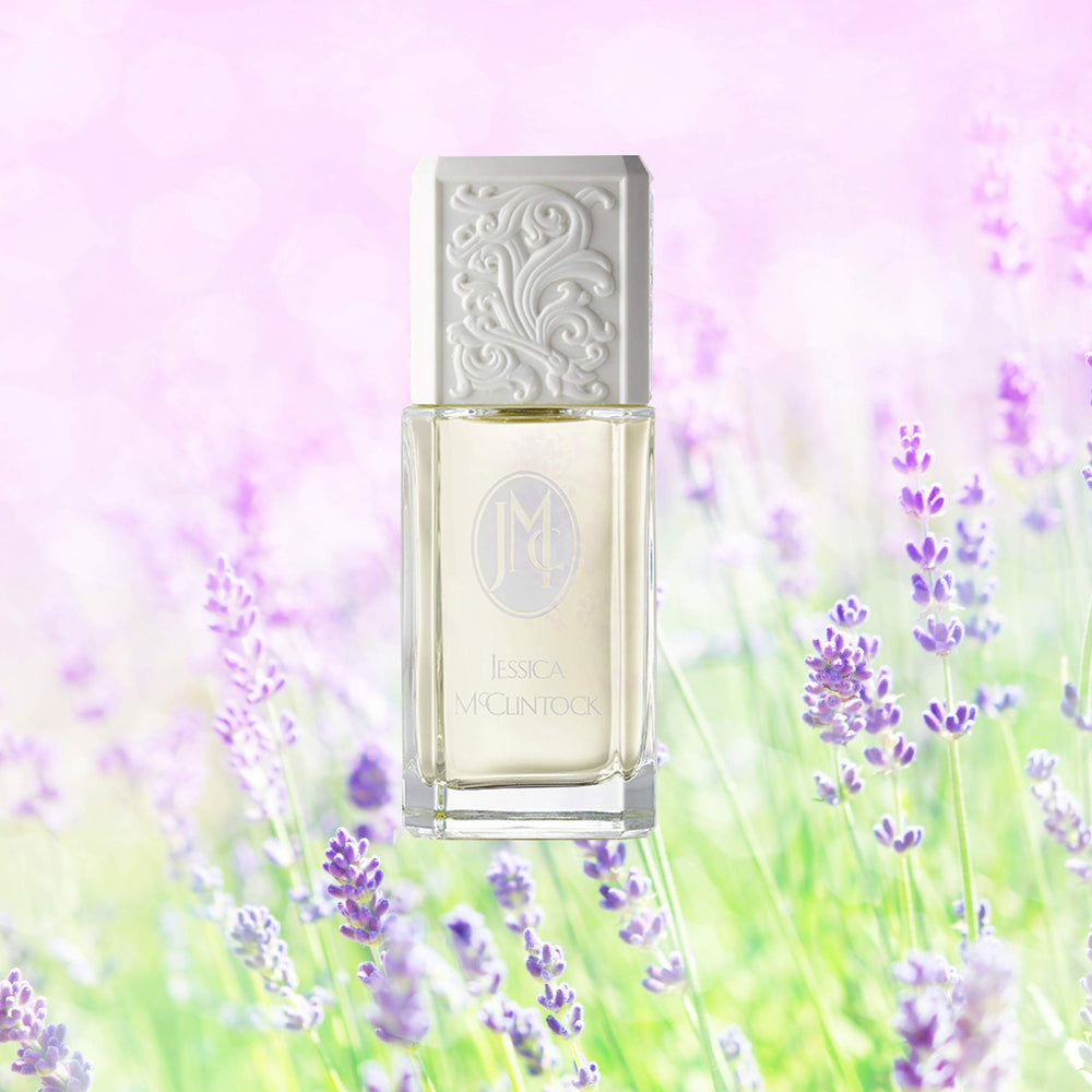 Notas frutales y florales en Jessica McClintock, aroma ligero para el día.
