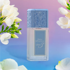 Jessica McClintock Numero Tres EDP presenta jazmín y lirio del valle para un romance suave.
