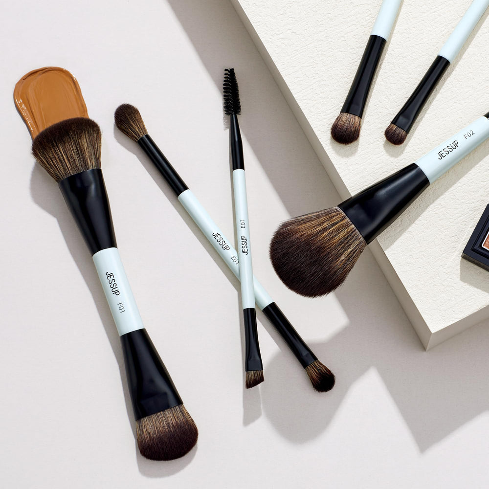 Manche cyan brillant et ferrule noire pour un look chic.