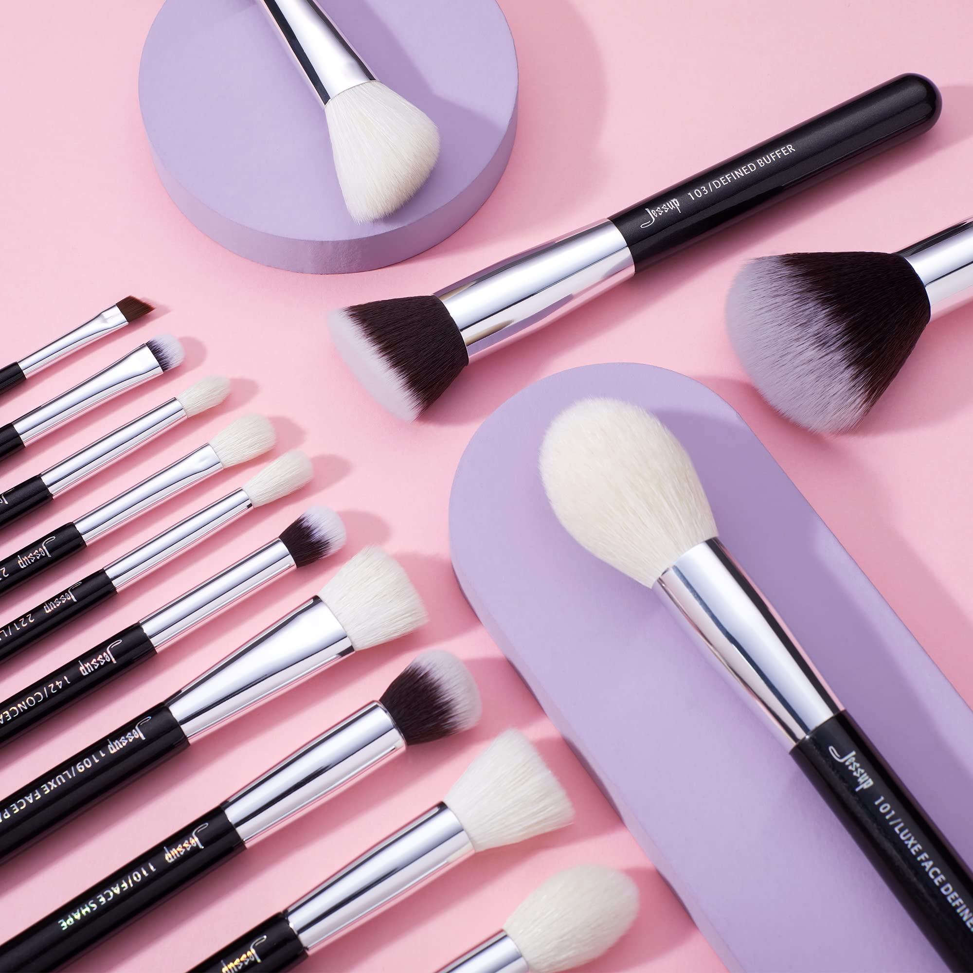 Pinceau blush et enlumineur Jessup pour un éclat subtil et harmonieux.