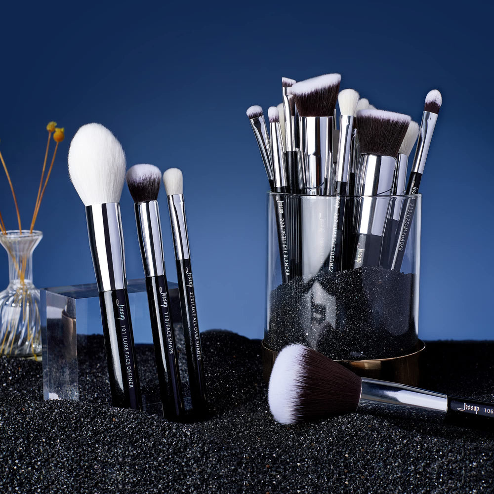Pinceau contour Jessup pour sculpter visage avec crème et poudre.