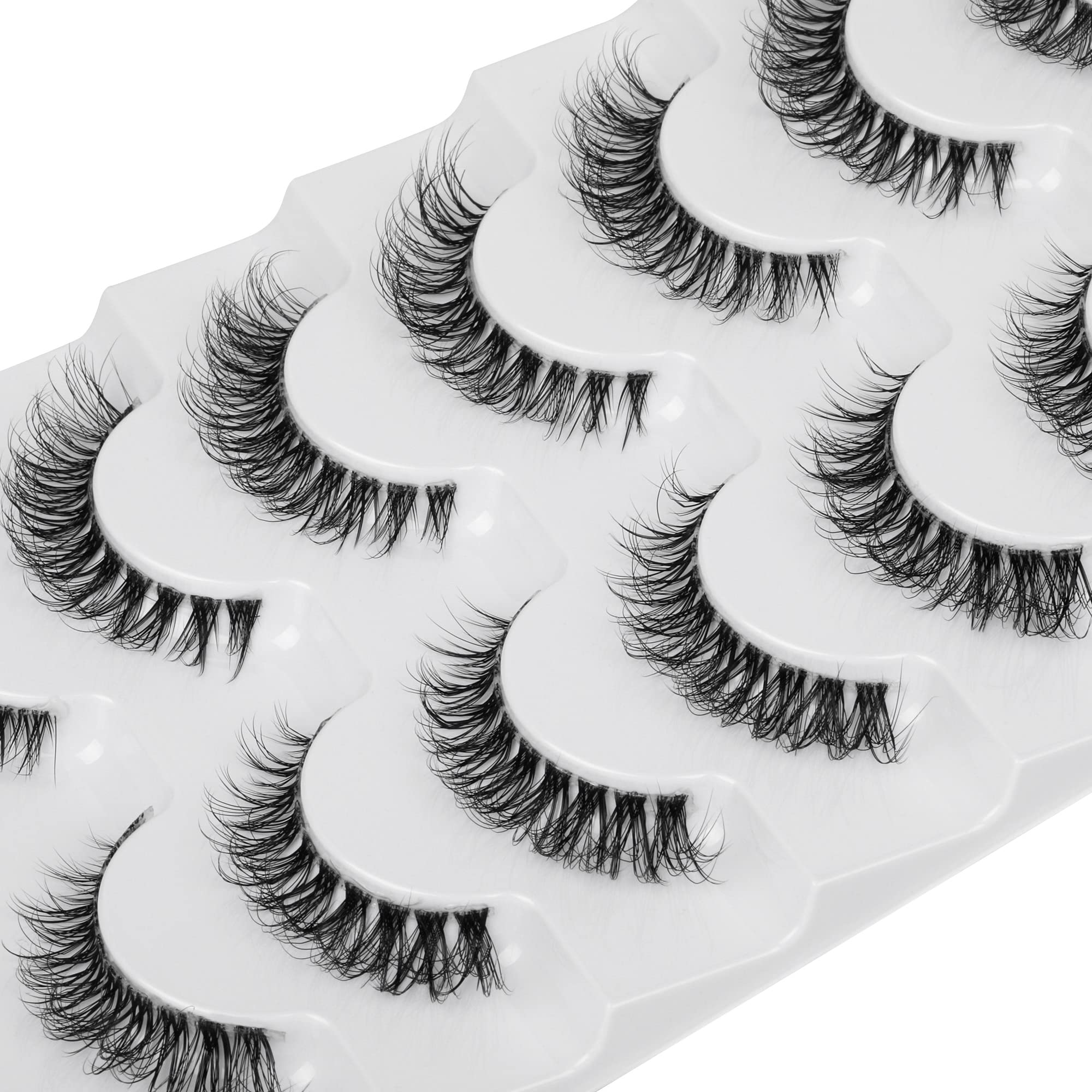 Pestañas JIMIRE Demi-wispies en caja de presentación para un look elegante y natural.