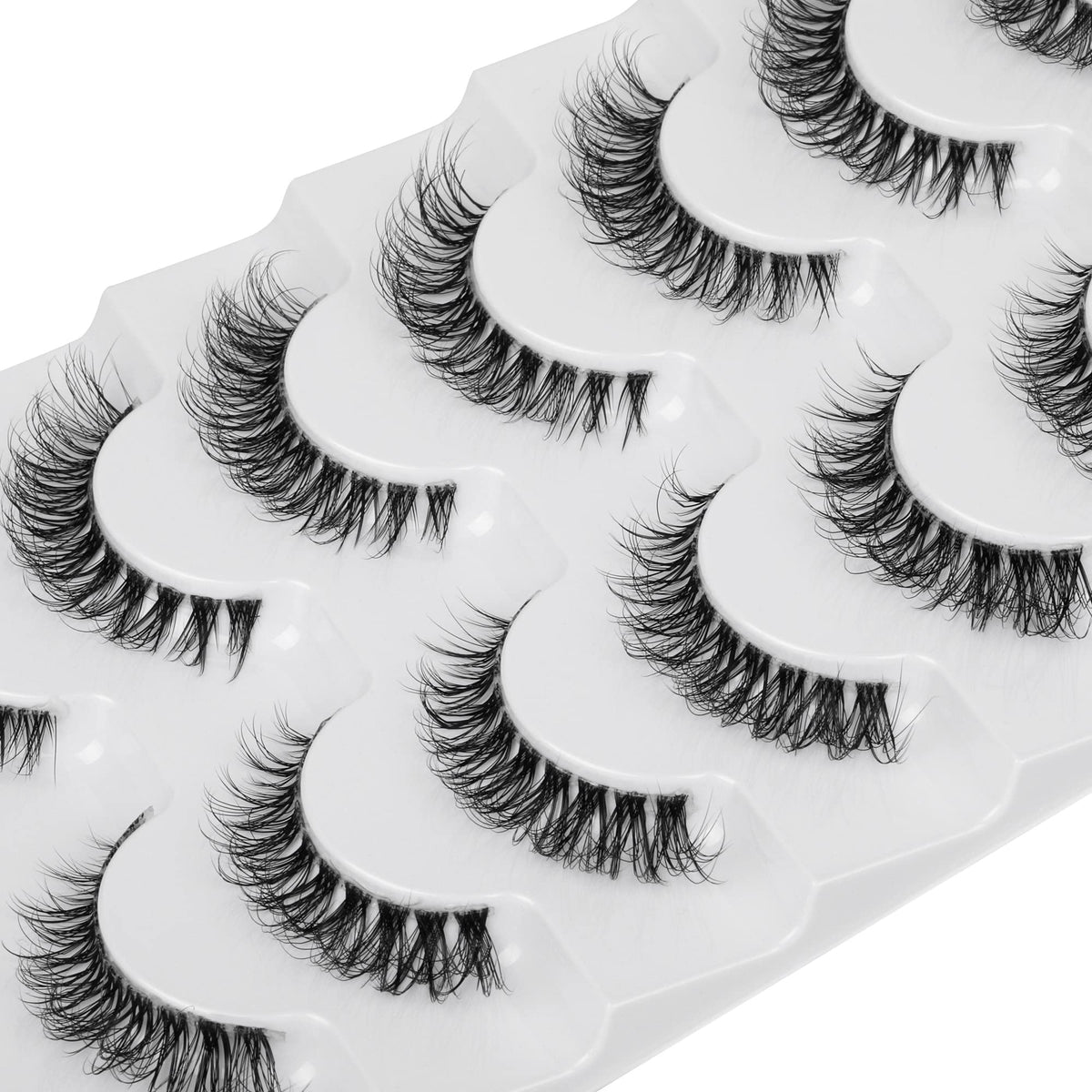 Pestañas JIMIRE Demi-wispies en caja de presentación para un look elegante y natural.
