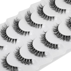 Pestañas JIMIRE Demi-wispies en caja de presentación para un look elegante y natural.