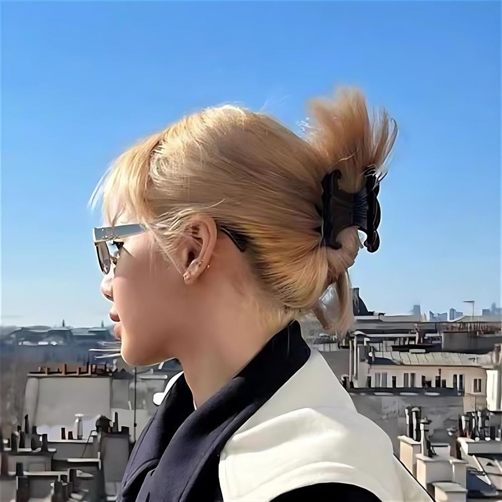 Clip acetato JITUIHOM con diseño doble C en rosa, ideal para looks femeninos.