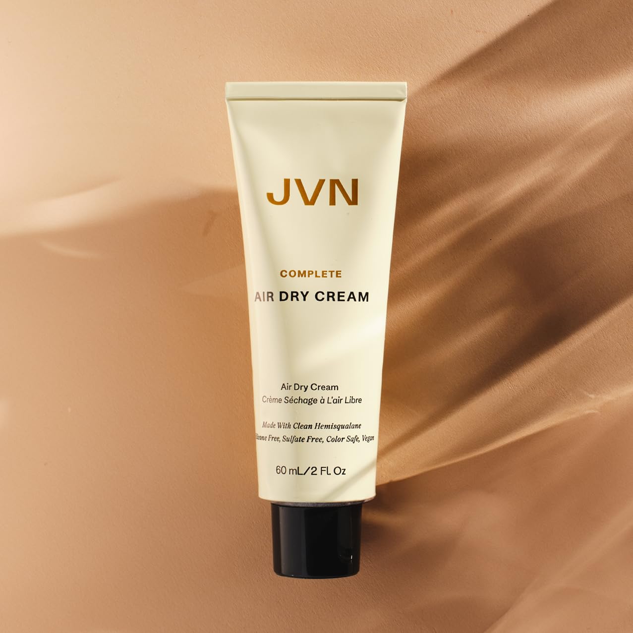 JVN crema para brillo natural y suavidad en el cabello.