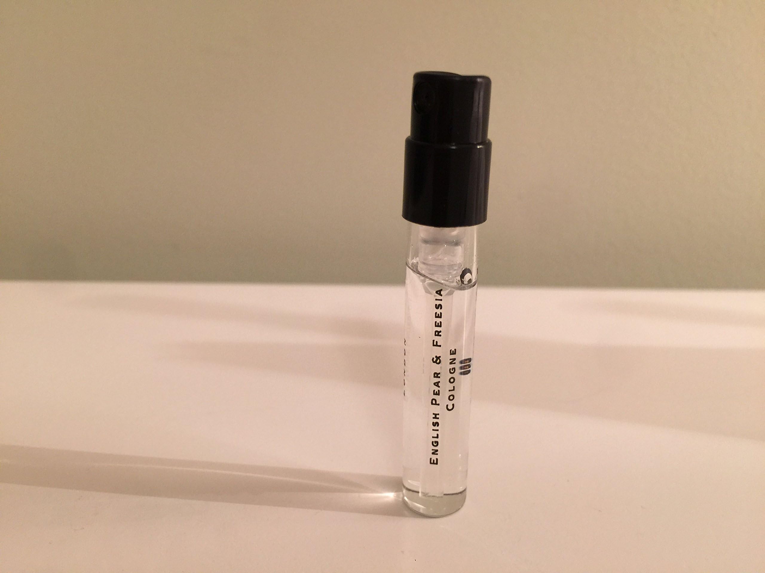Jo Malone Pera y Fresia, aplicación en cuello para un toque sutil.