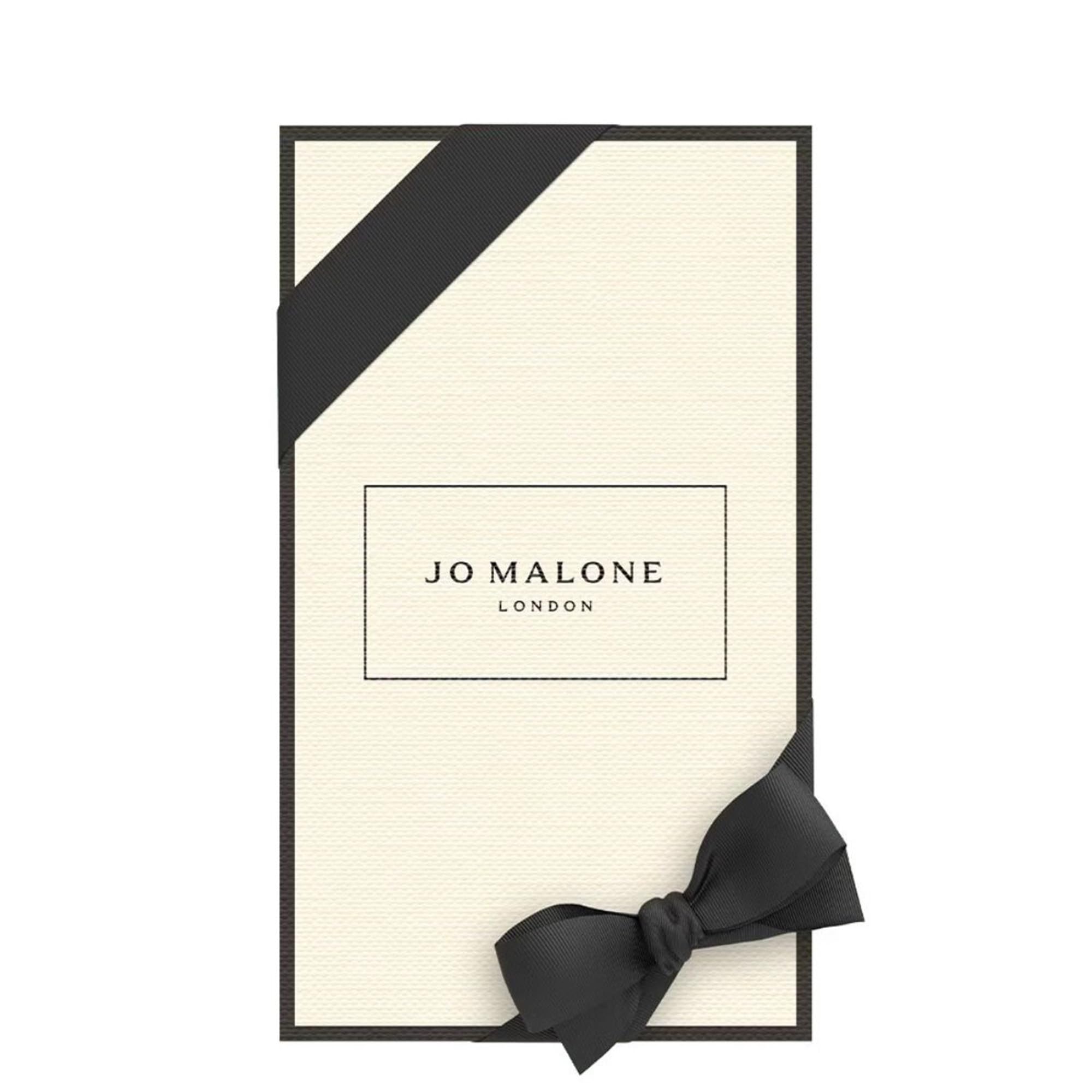 Jo Malone Wood Sage & Sea Salt textura singular que invita a una ducha revitalizante.