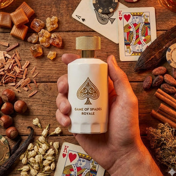 Base cálida de caramelo y ambroxan en Jo Milano Game of Spades Royale