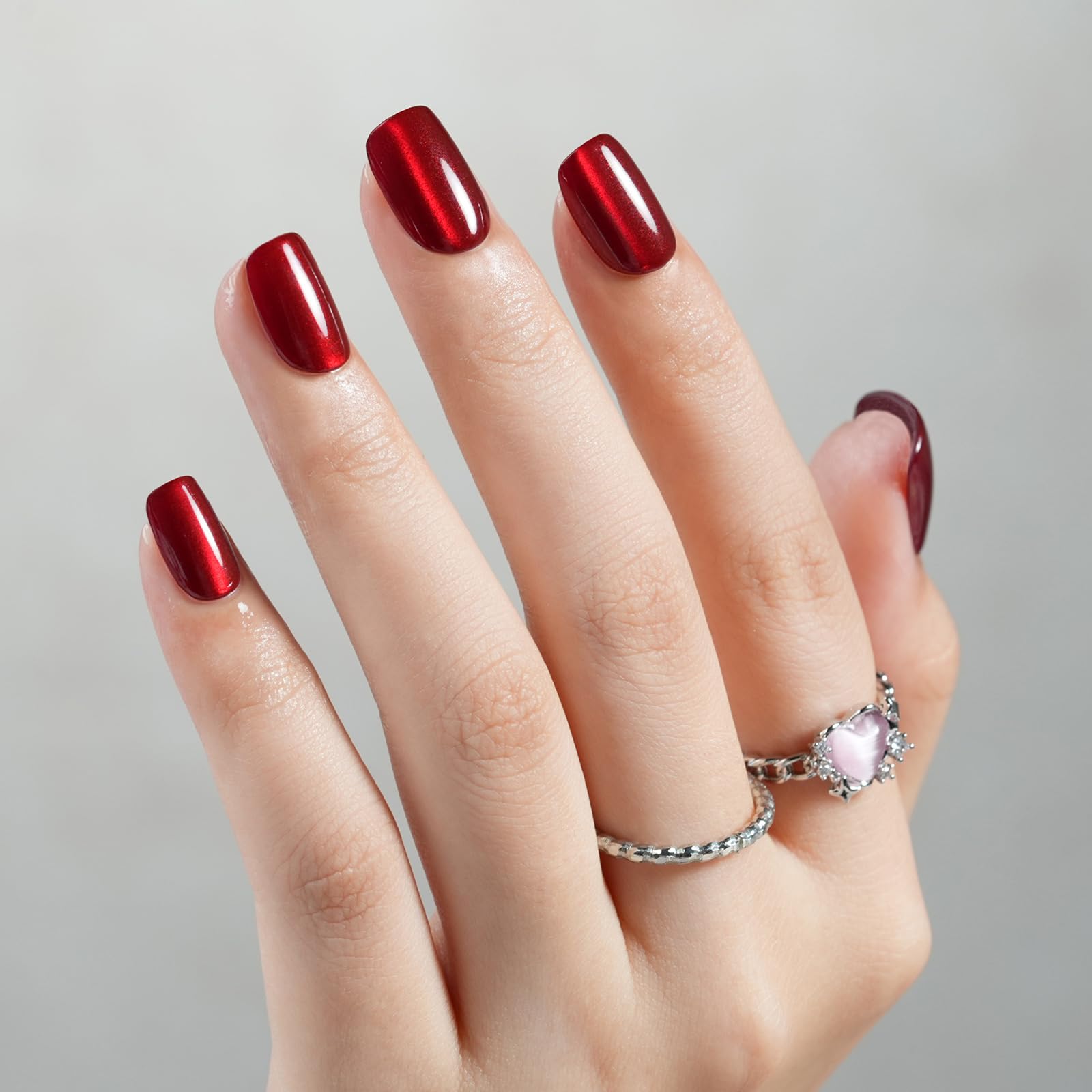 Uñas pegables rojas con brillo gel de Jofay Fashion.