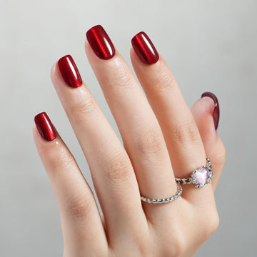 Uñas pegables rojas con brillo gel de Jofay Fashion.