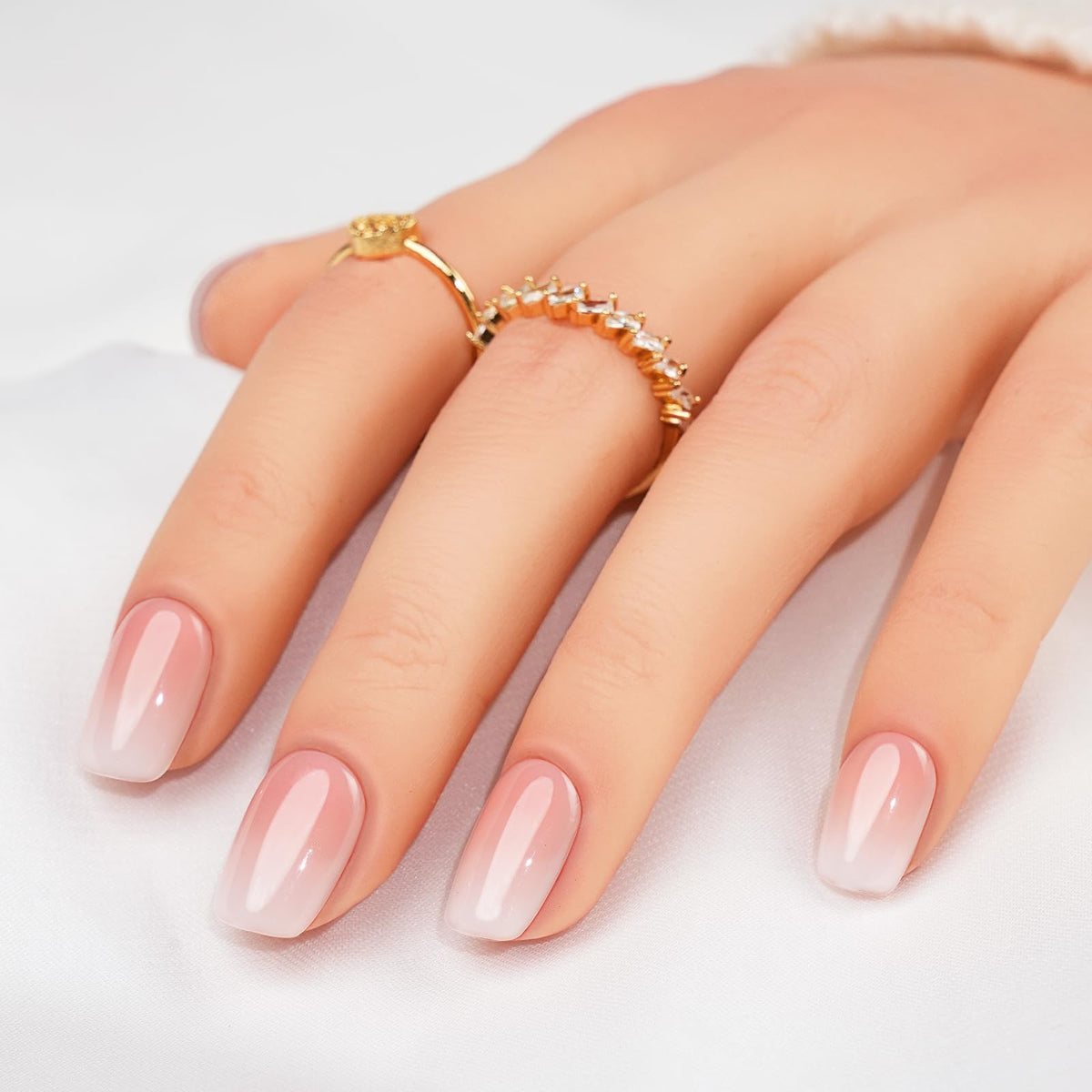 Unas postizas Jofay Fashion cortas cuadradas ombre gel con acabado natural.