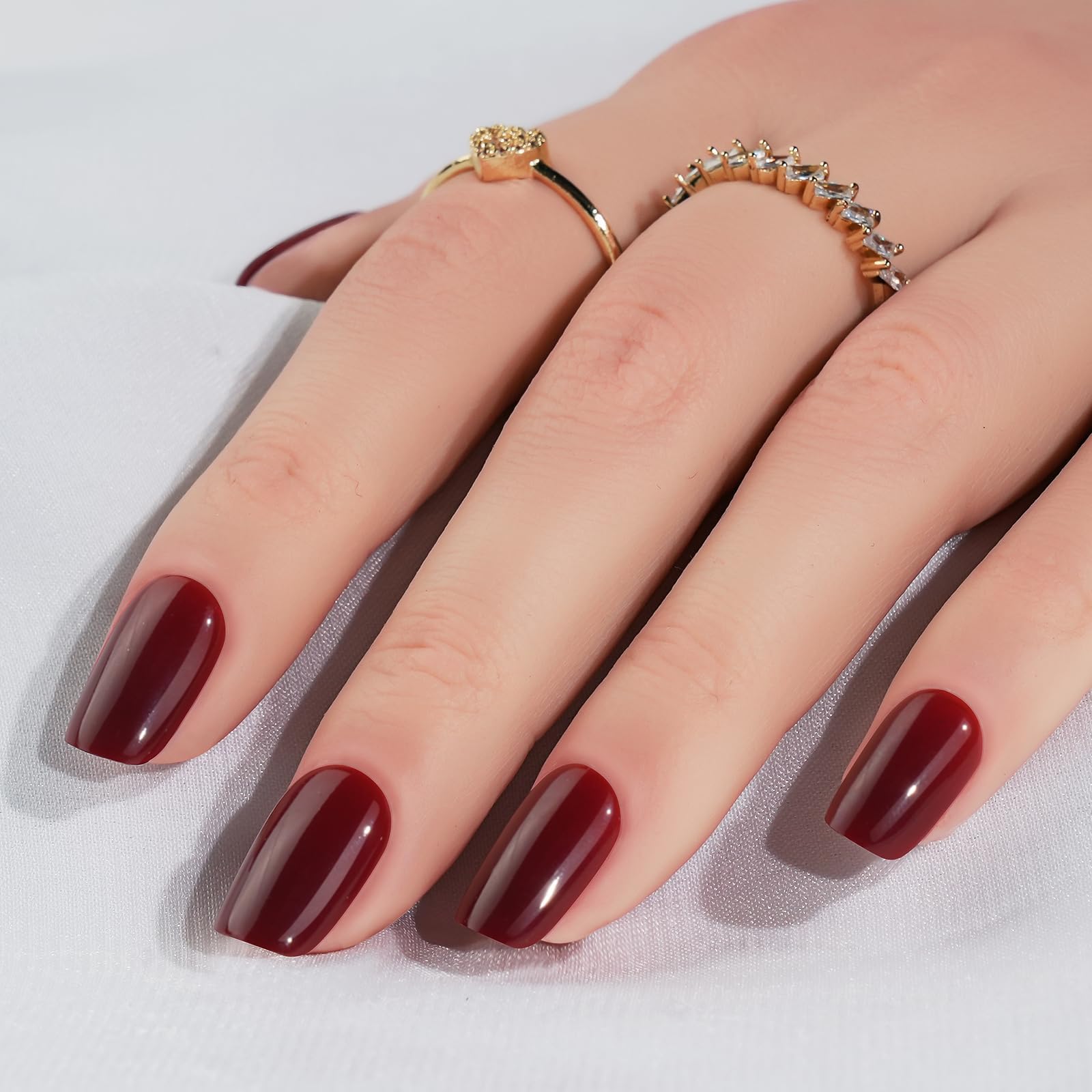 Detallado, uñas postizas cuadradas rojas con acabado gel natural de Jofay Fashion
