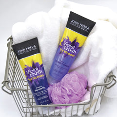 John Frieda Violet Crush crea tono frío y brillante en rubios.