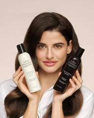 John Masters Organics Champú Nutritivo Diario: manos aplicando champú para una limpieza suave