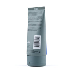 JOHNNY B. Control Gel siendo aplicado con las manos para un peinado uniforme.