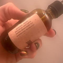 Johnny Slicks Aceite para barba: aroma Rugged con bayas de enebro, cedro y tabaco