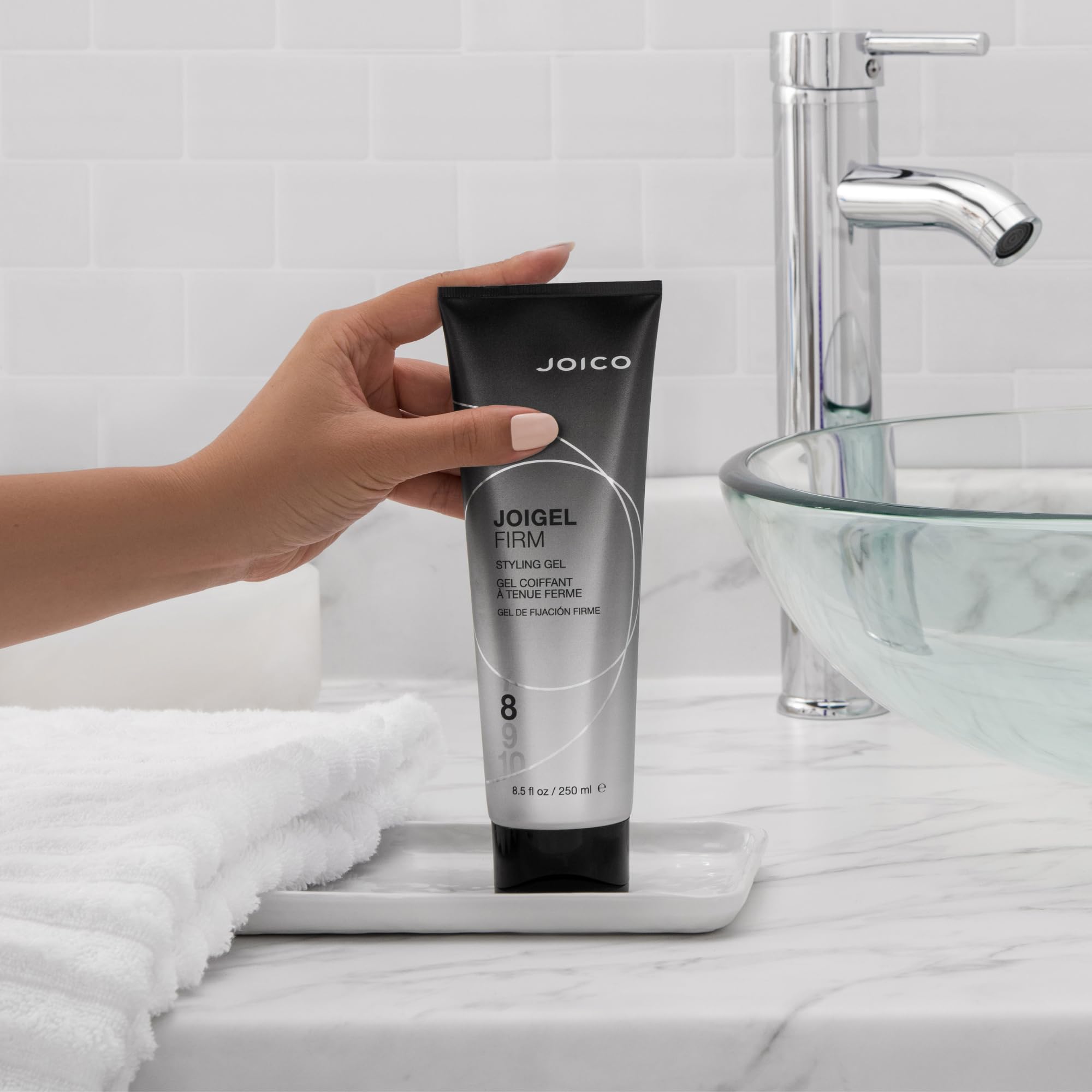 Joico JoiGel gel de peinado firme: protección ambiental para cabello expuesto al exterior.