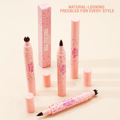 Estampado de pecas de Jolilab Freckle Pen crea un look bronceado natural.
