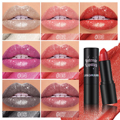 Jolilab cobertura total en labios con color intenso y acabado suave.