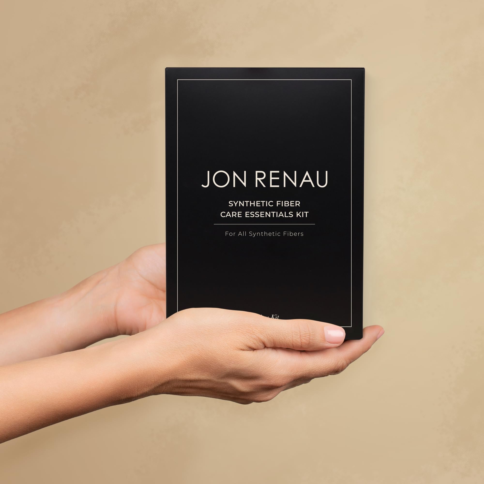 Jon Renau peluca sintética en uso se beneficia del cuidado para movimiento suave