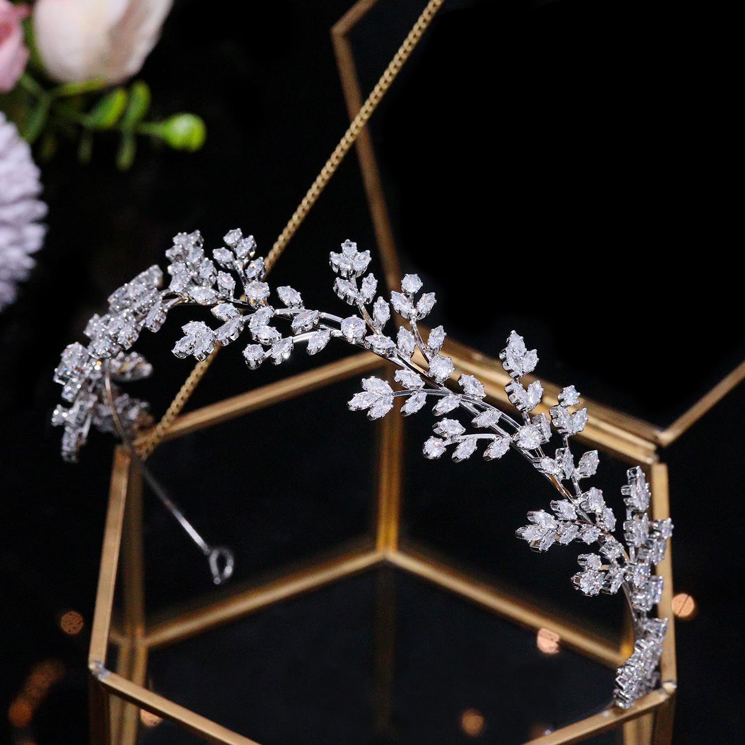 Tiara Jorsnovs, brillo deslumbrante para look de novia y fotografía.