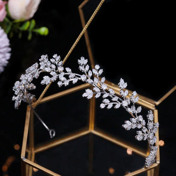 Tiara Jorsnovs, brillo deslumbrante para look de novia y fotografía.