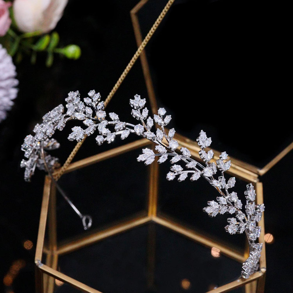 Tiara Jorsnovs, brillo deslumbrante para look de novia y fotografía.