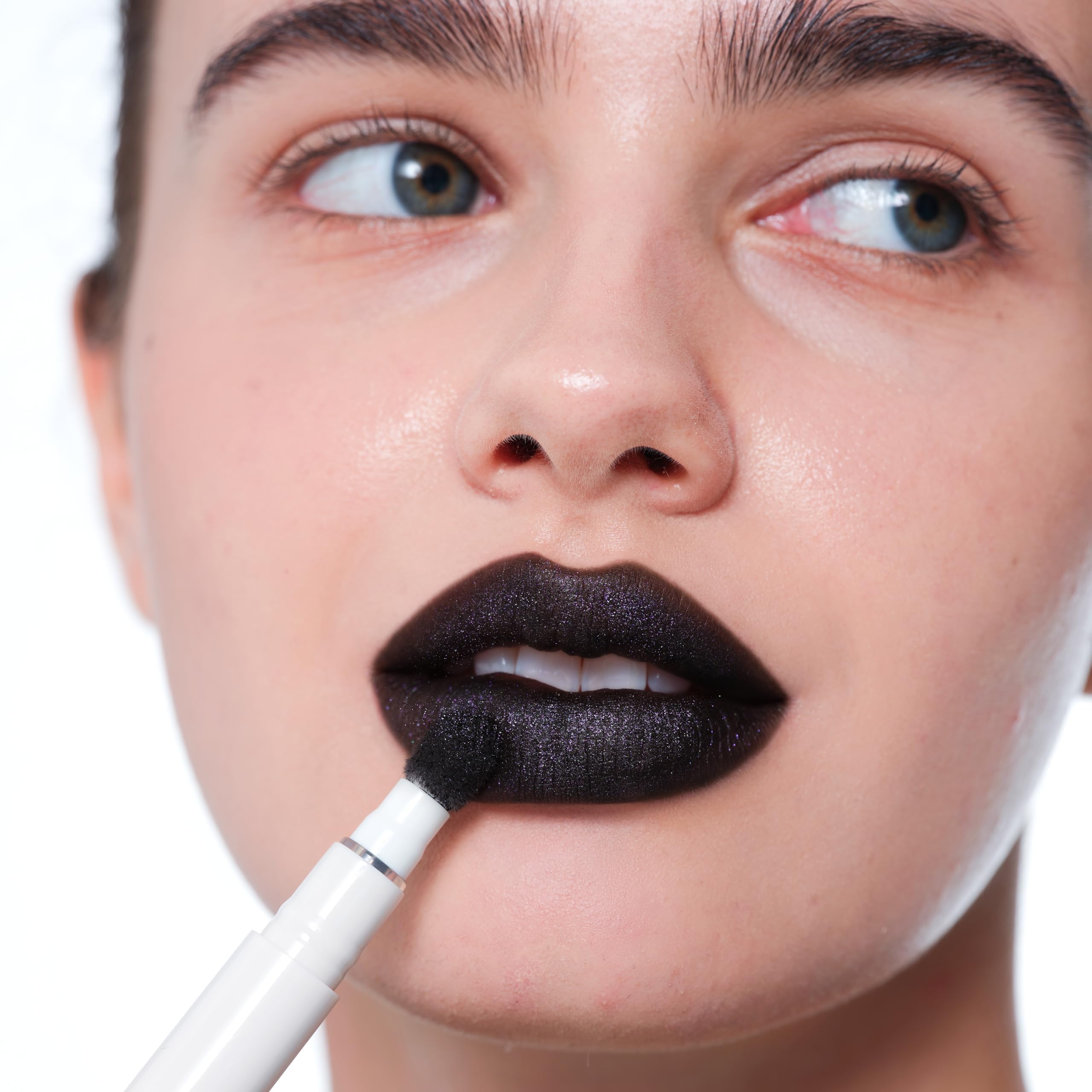 JUDYDOLL fórmula suave y hipoalergénica, apta para labios sensibles.