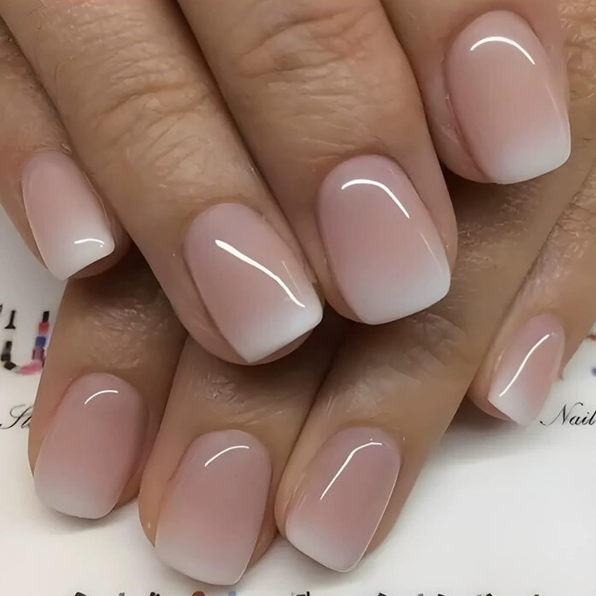 Unas falsas juggssa cuadradas con frances-ombre para un look elegante.