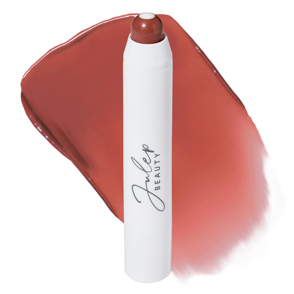 Bálsamo labial Julep Burnt Sienna aplicado para color suave e hidratación.