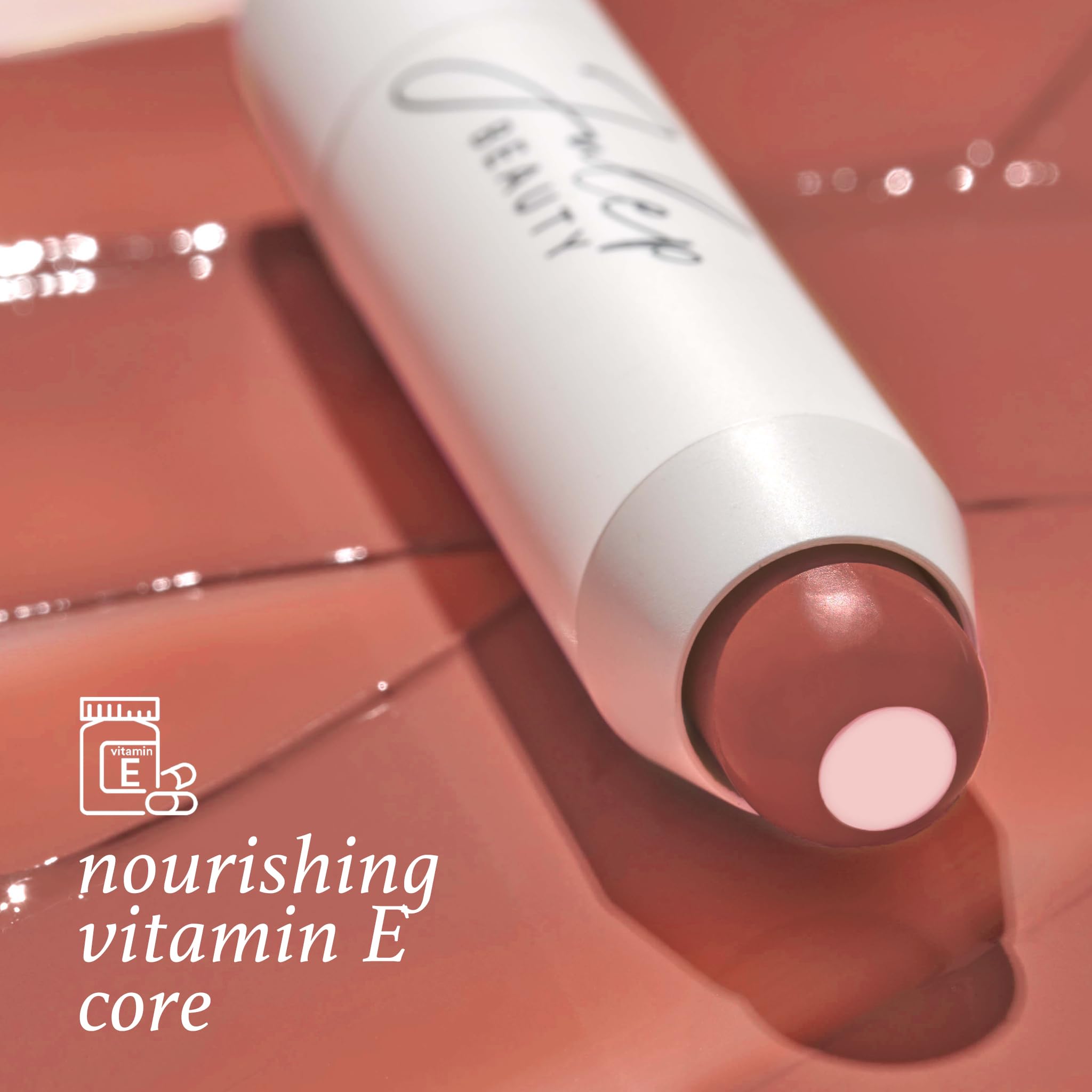 Aplicación sin espejo del bálsamo labial Julep para color inmediato.