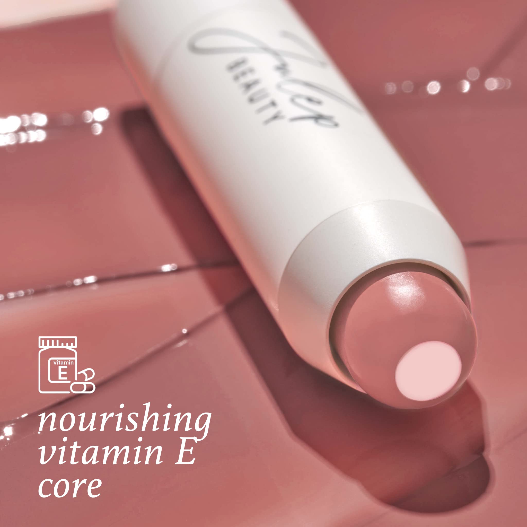 Núcleo nutritivo de vitamina E cuida los labios con cada pasada.