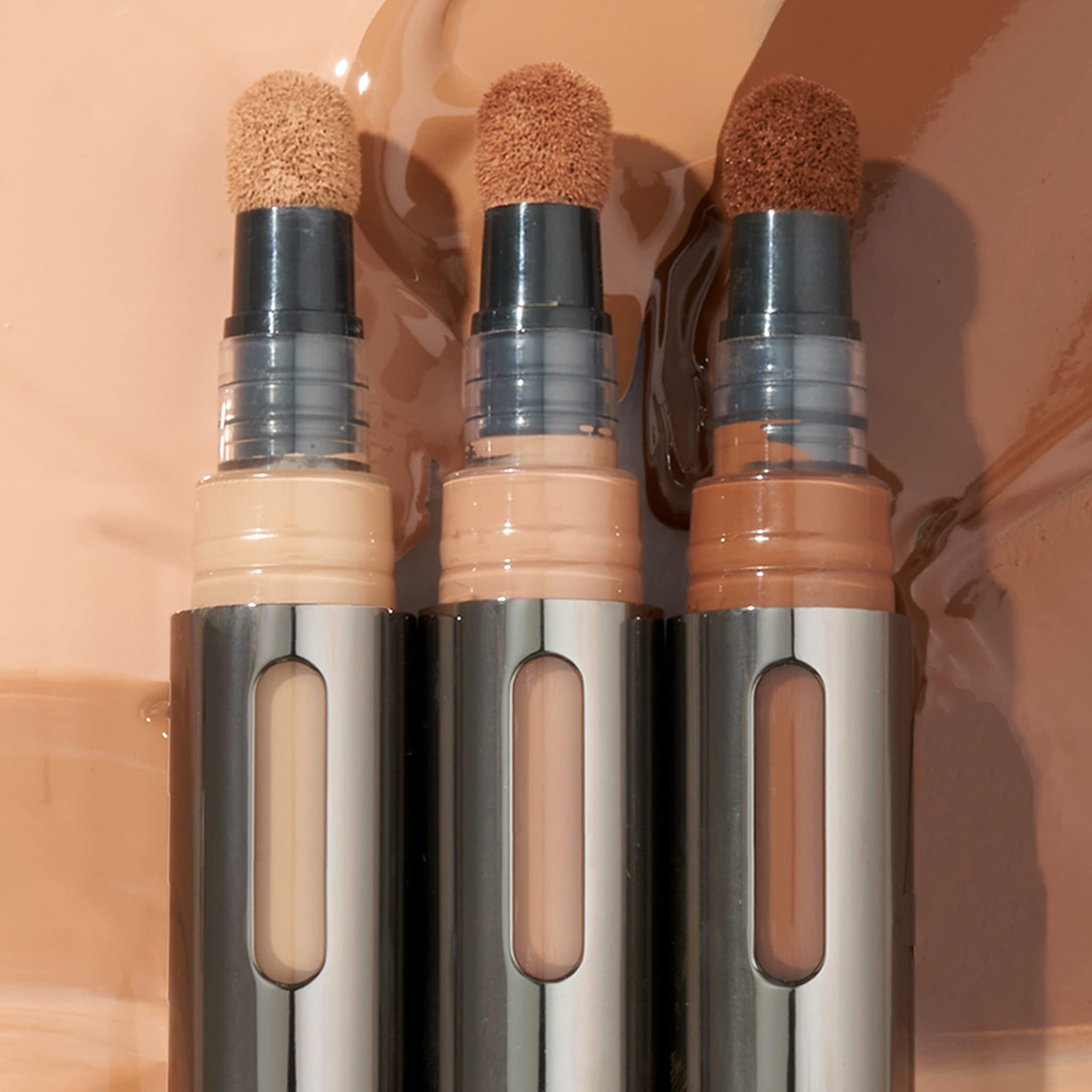 Julep Cushion Complexion en envase compacto con tapa segura para viaje.