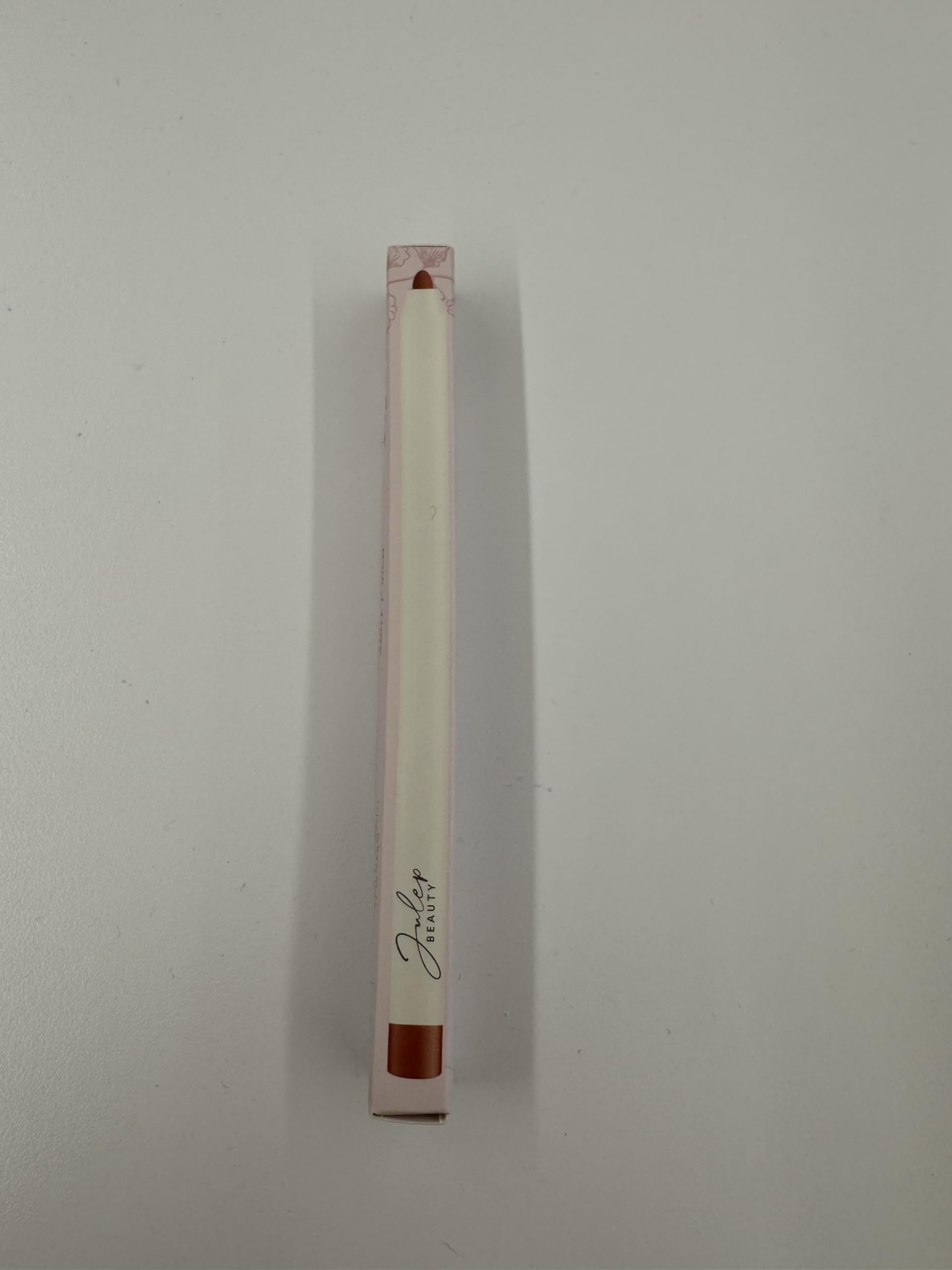 Delineado preciso que mejora la definición de labios.