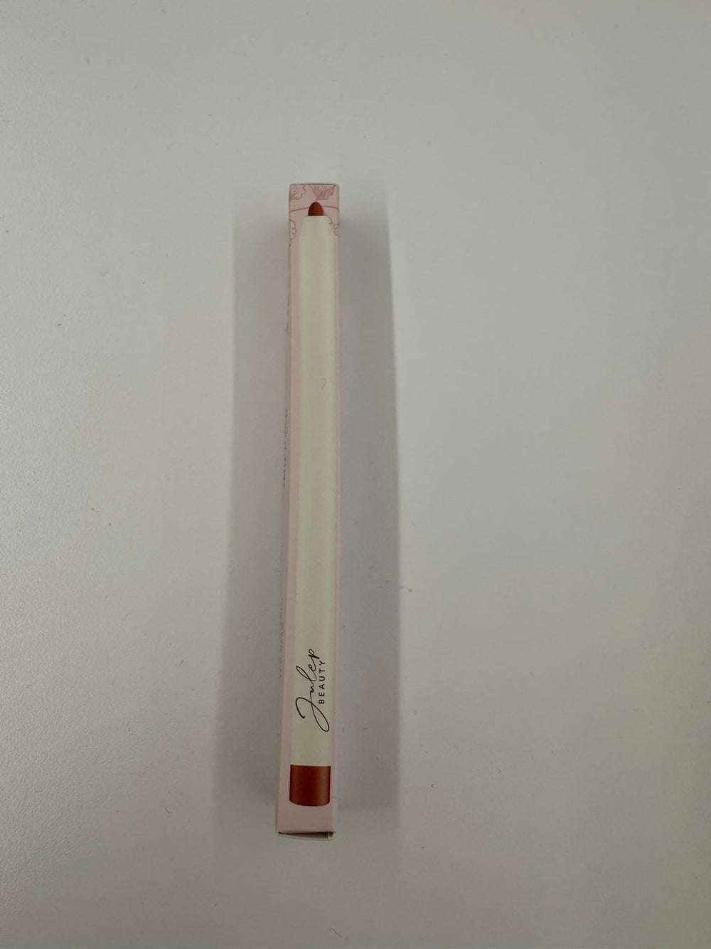 Delineado preciso que mejora la definición de labios.