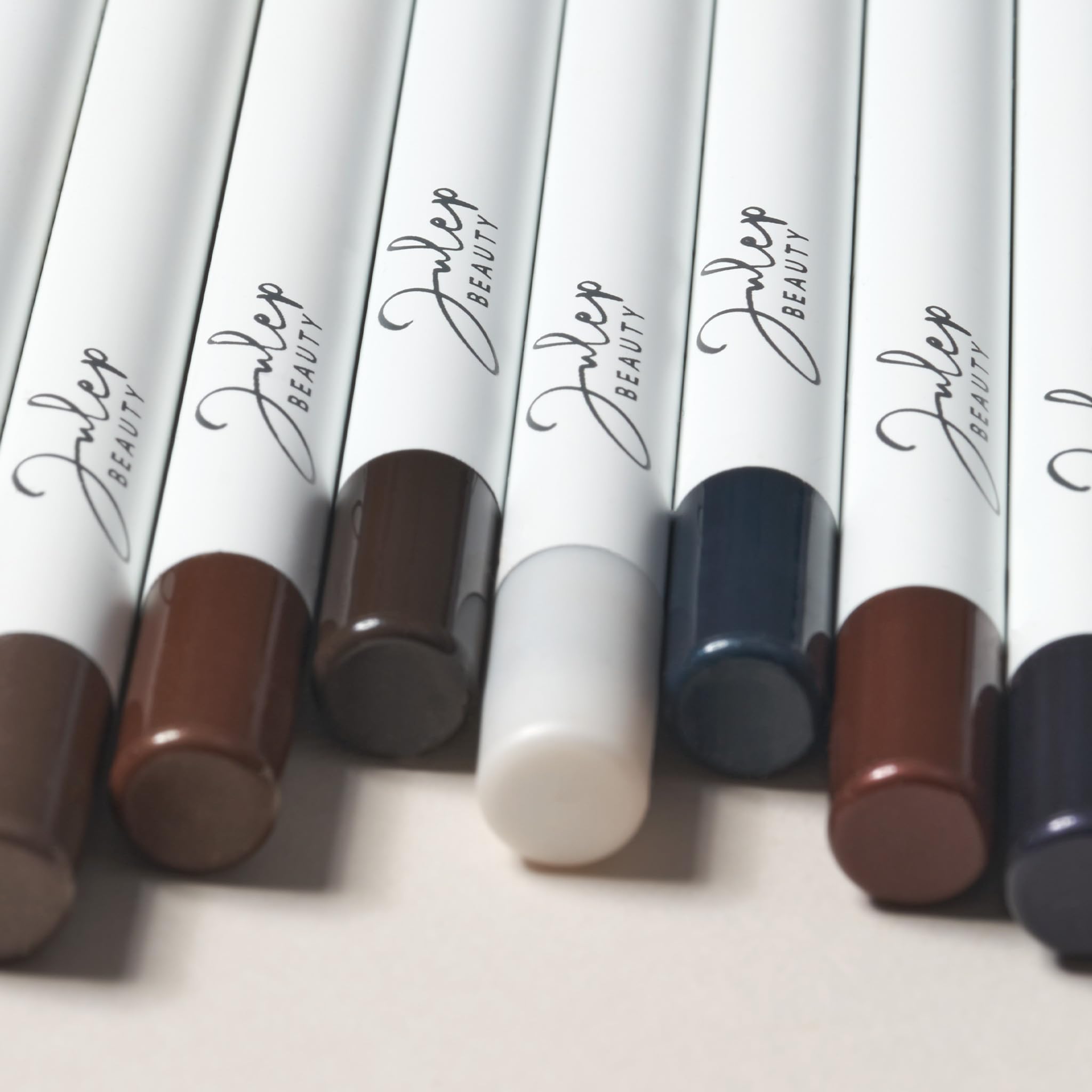 Delineador gel Julep Sage Grey: envase ergonómico para retoques.