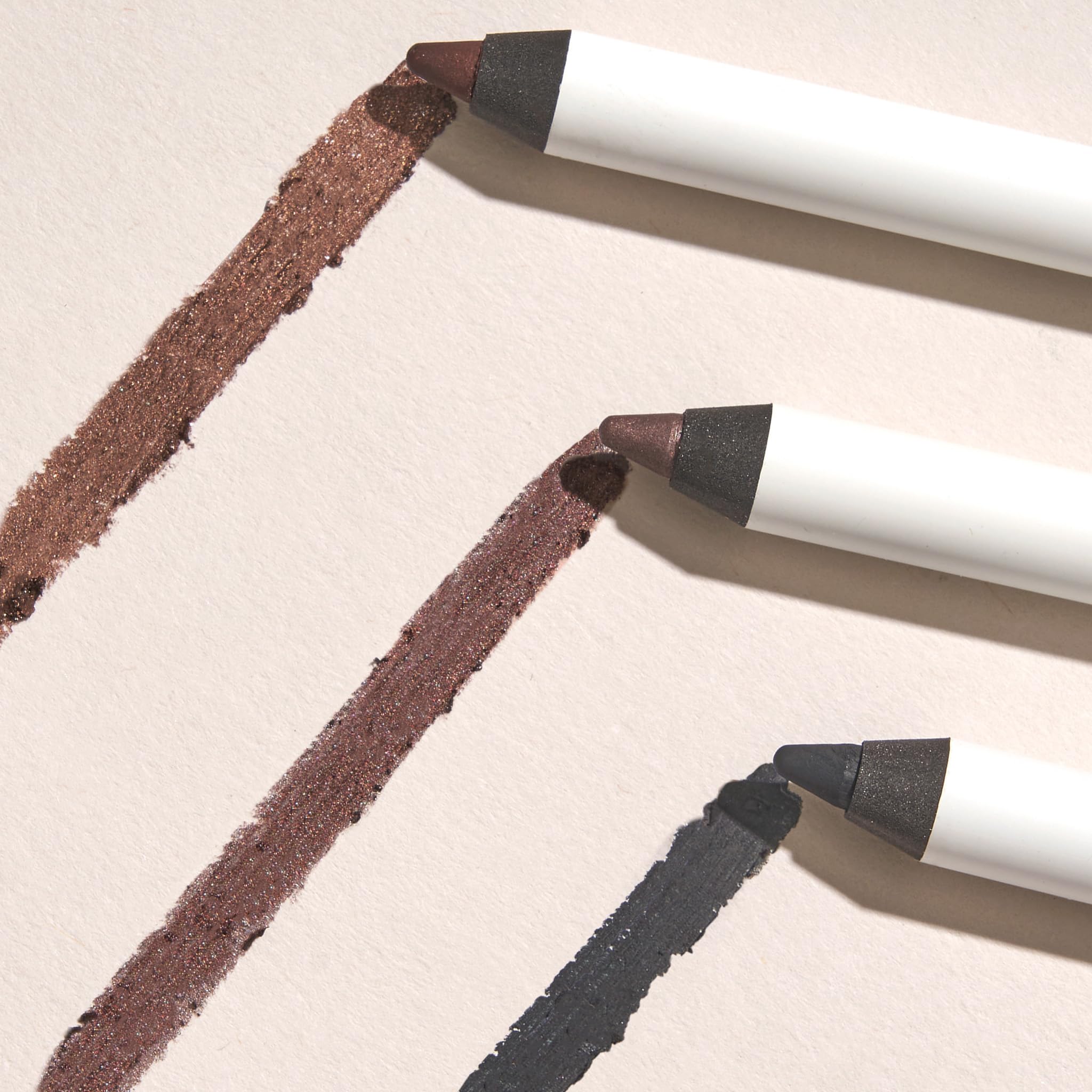 Delineador gel Julep Sage Grey: apto para ojos sensibles.
