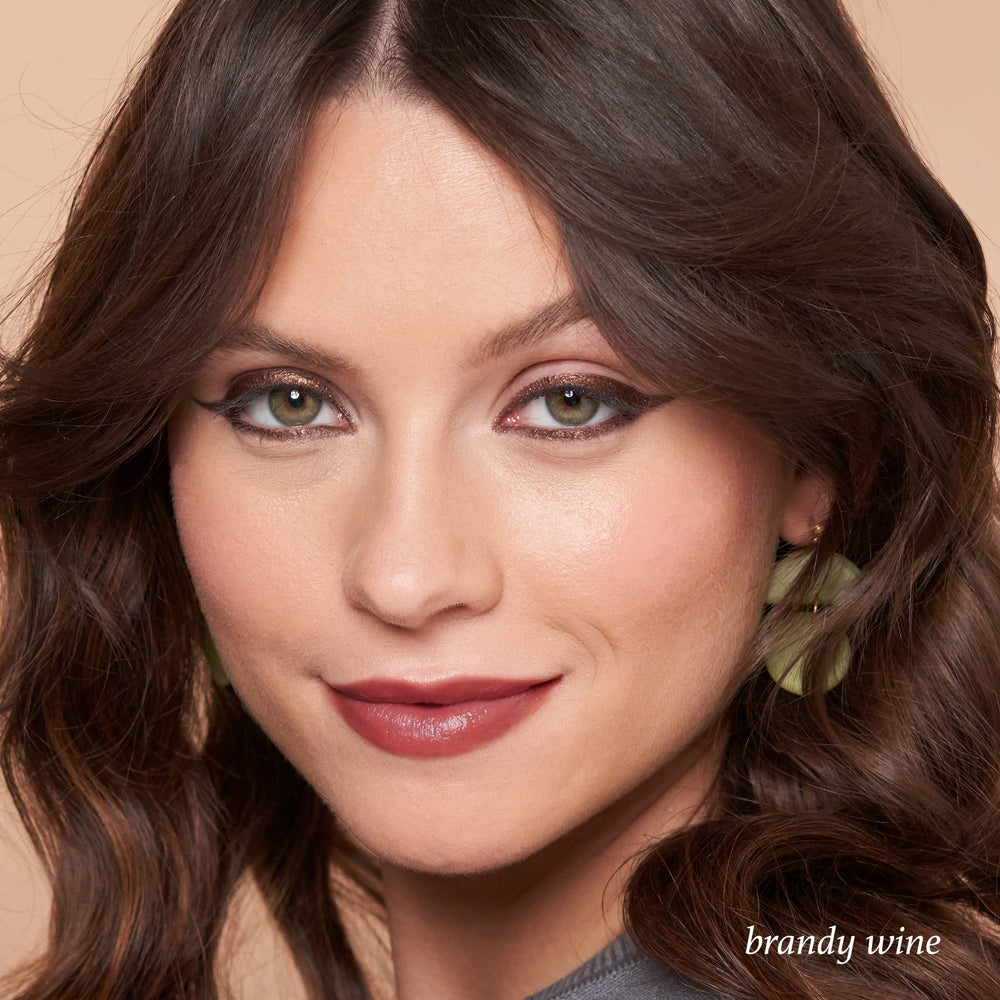 Acabado brillo natural de It’s Balm Tint Brandy Wine para un look pulido.