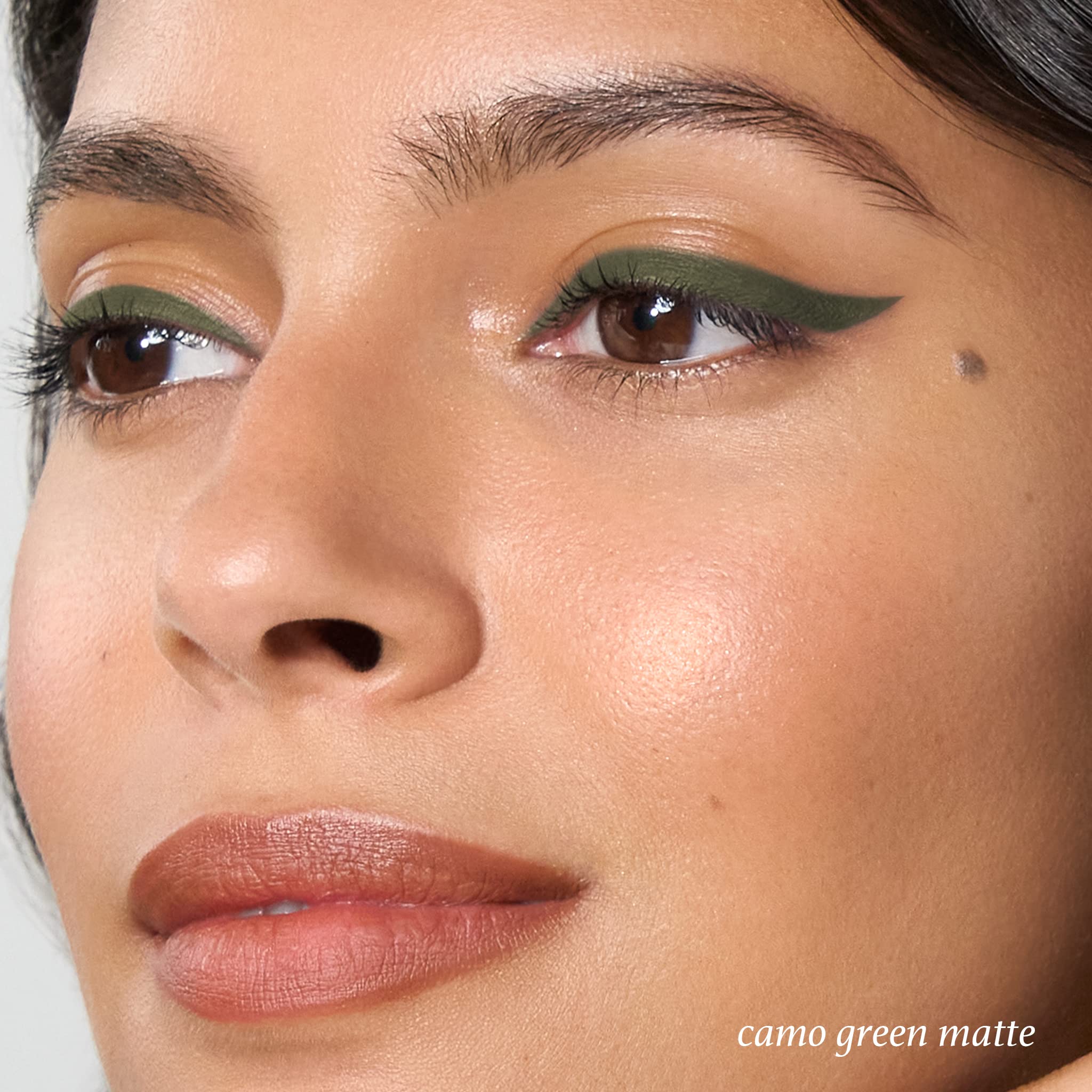 Julep lapiz gel con acabado mate para un look suave.