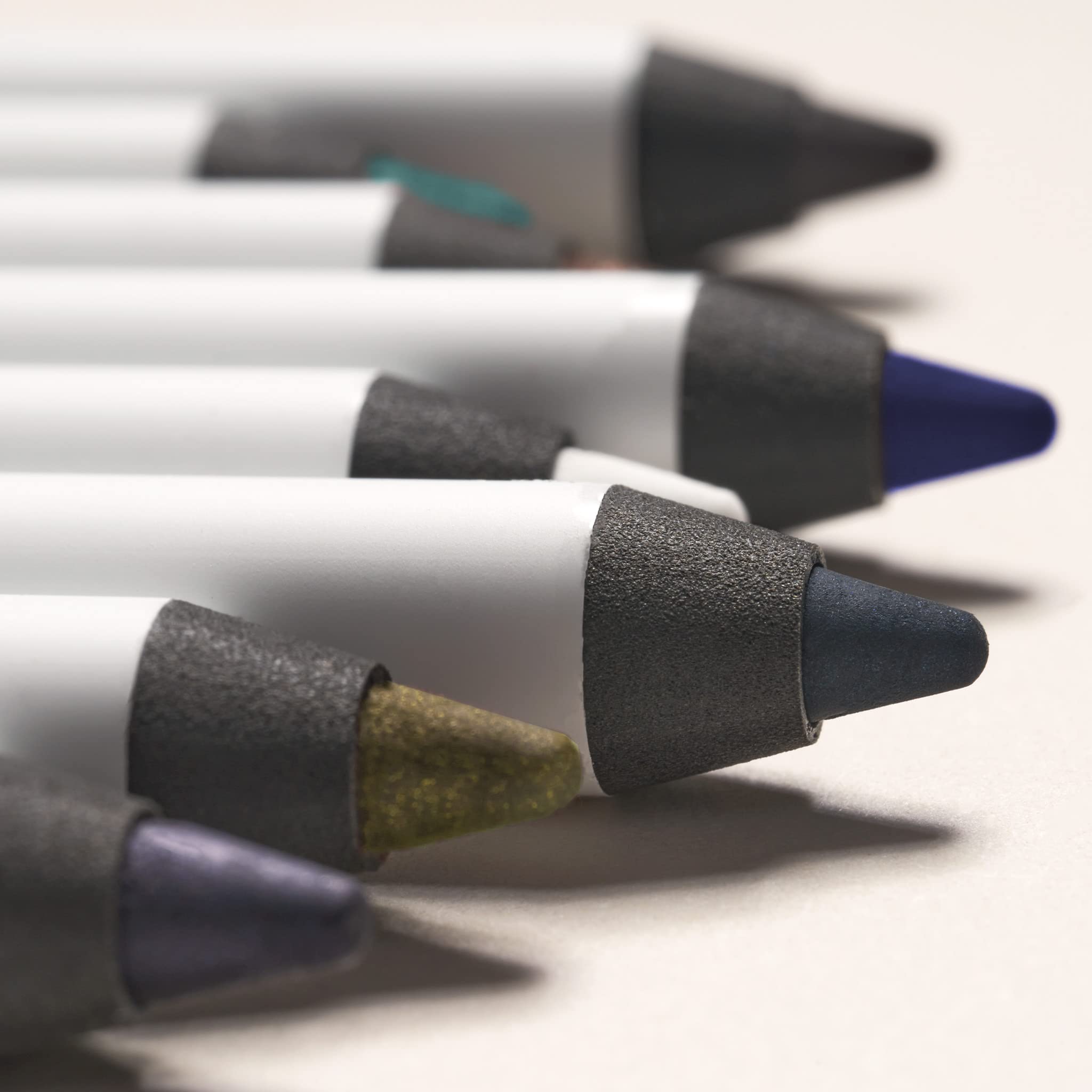 Se integra con sombras para un look completo.