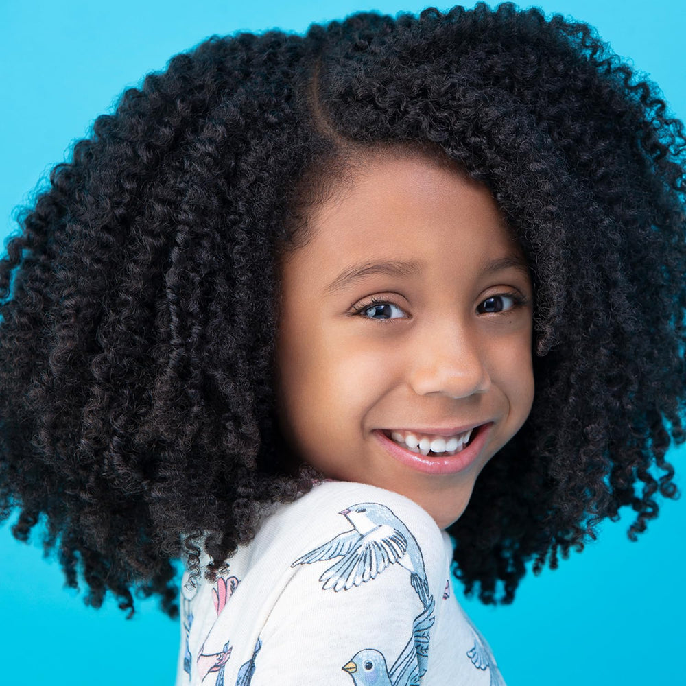 Just For Me Curl Peace, acabado brillante y saludable en rizos definidos.