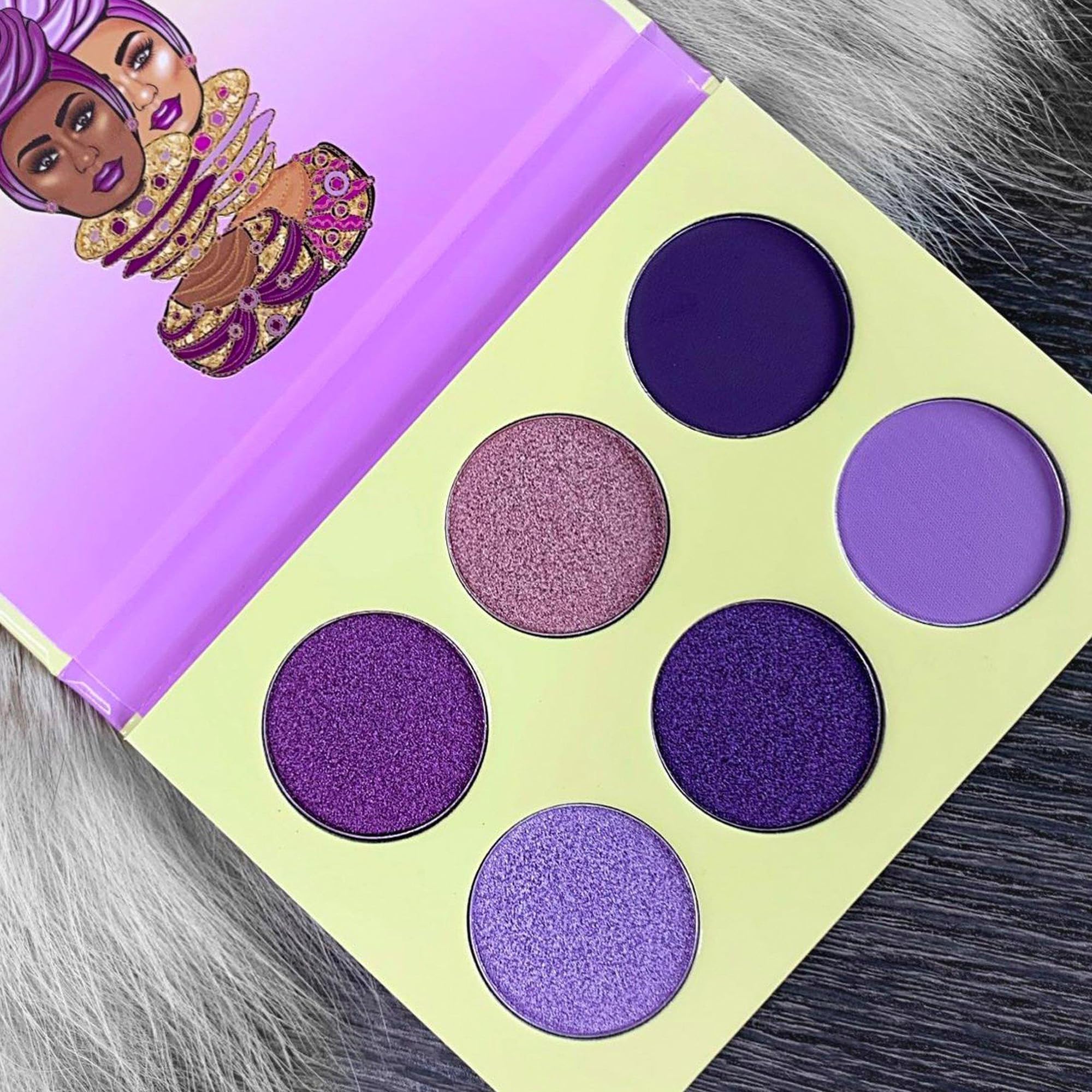 Versatilidad de looks diarios y nocturnos con la paleta de Juvia's Place.