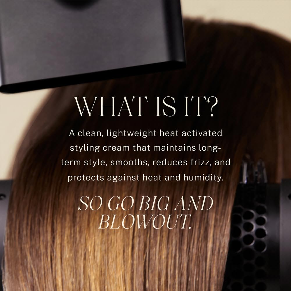 Aplicación en palmas de JVN Complete Blowout Milk para distribuir la crema suavemente.